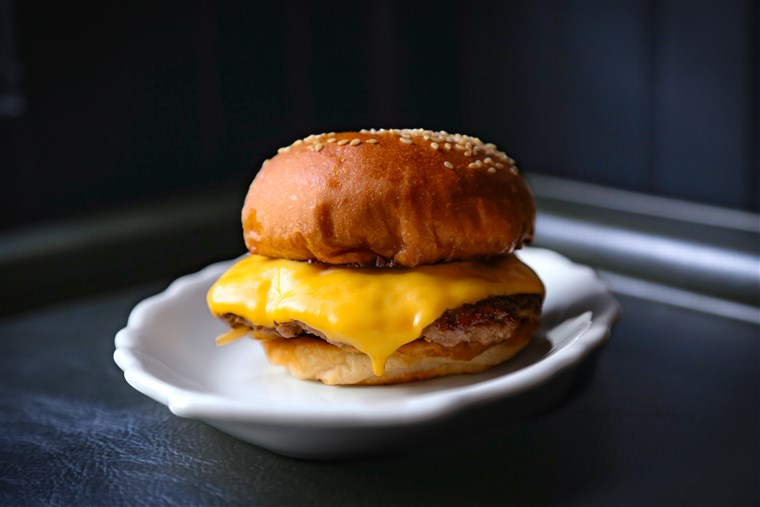 베스트 burgers in the U.S.:The Double Tavern Burger at Little Jack's Tavern in Charleston