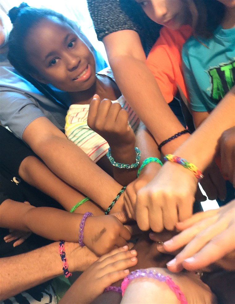 리아 Nelson gives out bracelets to encourage kindness