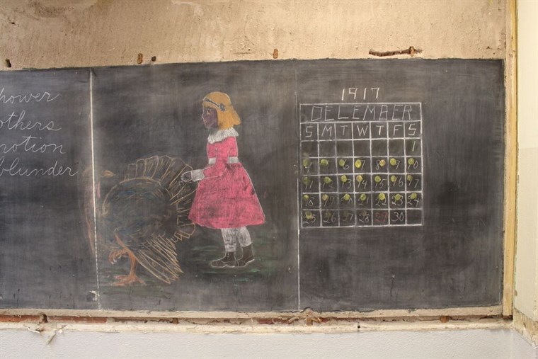 하나 chalkboard featured a girl with a turkey and a calendar from 1917.