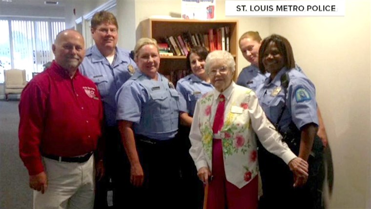 102 세 lady getting arrested