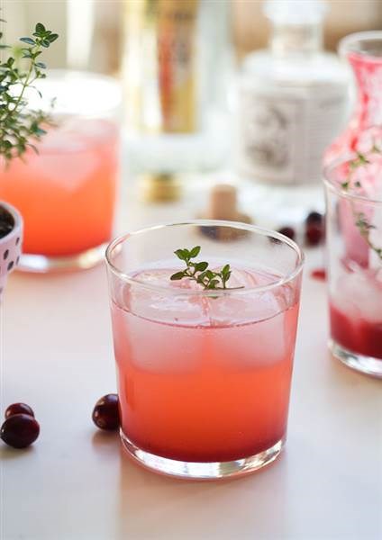 Ringraziamento cocktail: Cranberry thyme gin and tonic