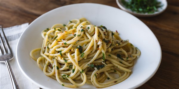 spageti Aglio e Olio (Spaghetti with Garlic and Oil)