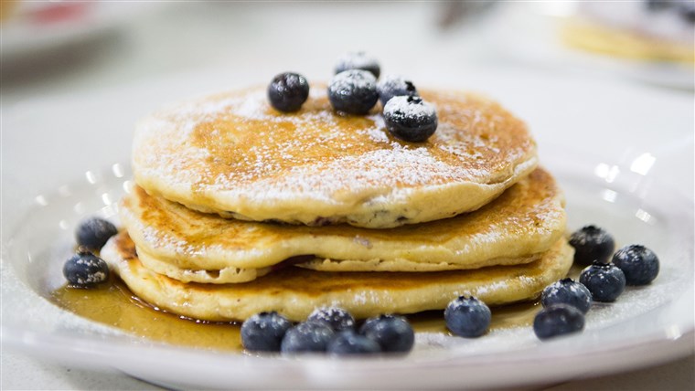 곤봉 Dec's Lemon blueberry pancakes & strawberry shortcake waffles. TODAY, March 13th 2023.