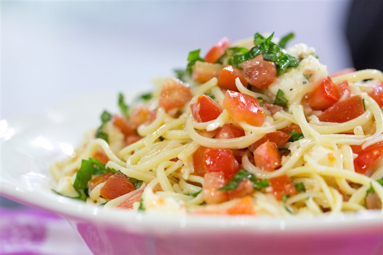 캐서린 Heigl cooks her favorite summer pasta recipe and Italian margarita