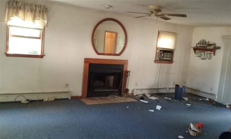 Sebelum: The original living room in Meredith Borrell and Brian Ketcik's fixer-upper.