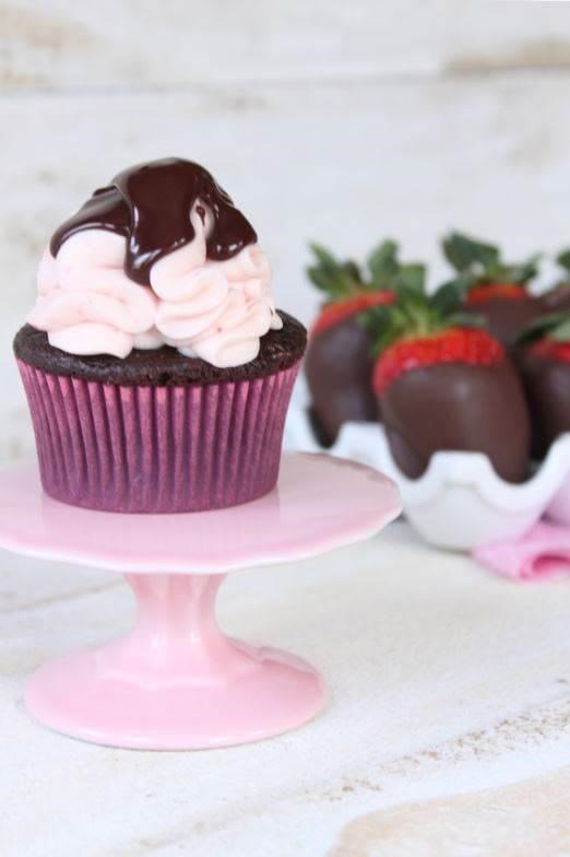 초콜릿 covered strawberry cupcakes