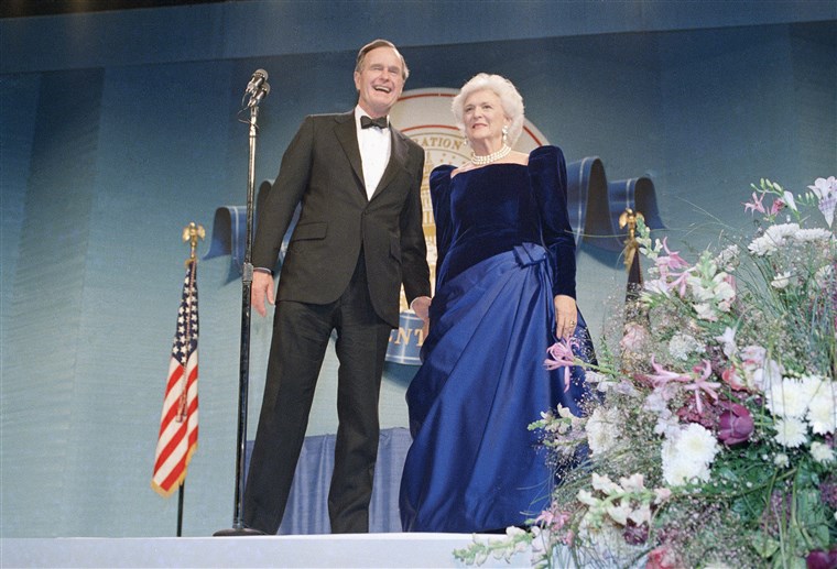 大統領 George H.W. Bush and Barbara Bush attend the inaugural ball.