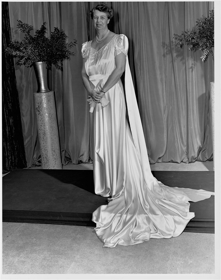最初 Lady Models Inauguration Gown