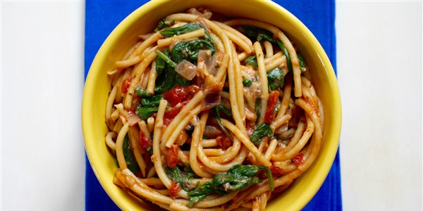 원 포트 Pasta With Spinach, Basil and Tomatoes
