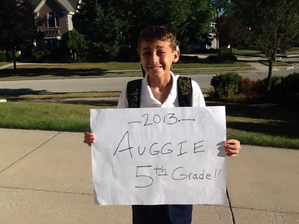 Ragazzo holding fifth-grade sign
