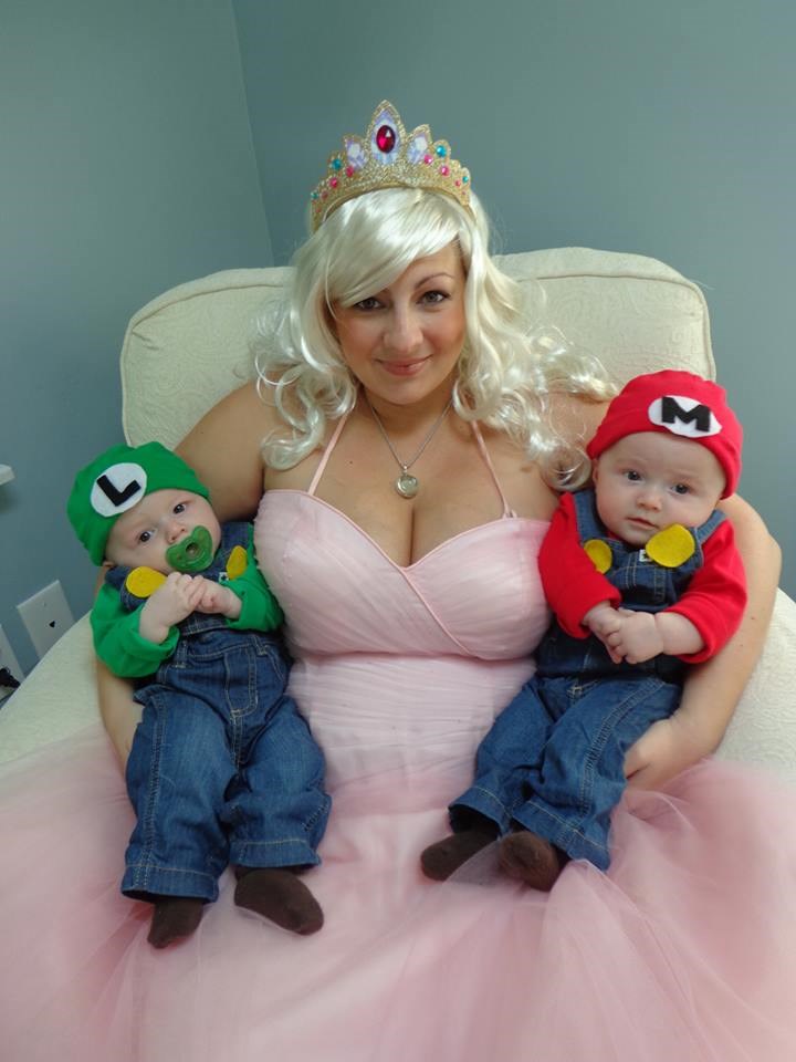 ママ mia! Vanessa Bellitti celebrated her twins' first Halloween by dressing as Princess Peach with her little Mario and Luigi.
