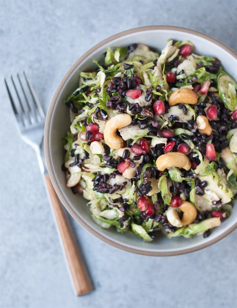면도 한 Brussels Sprouts Salad with Black Rice, Dates and Cashews recipe