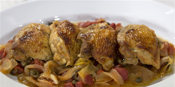 매력적인 Braised Chicken with Pepperoncini and Olives