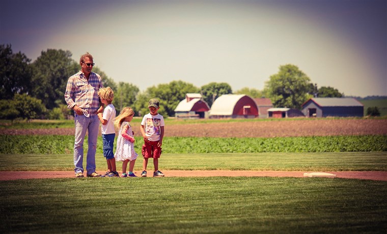 케빈 Costner and his three children walk the bases.