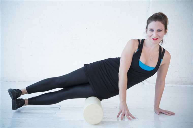Inizio by positioning the body in a side plank position, with the foam roller between your body and the ground.