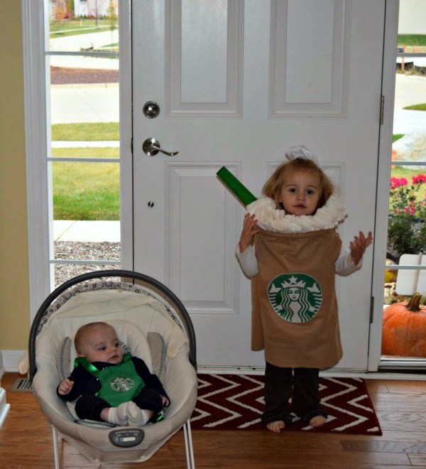 이후 she loves coffee and her kids, Brittany Wise created these cute Starbucks-themed costumes.