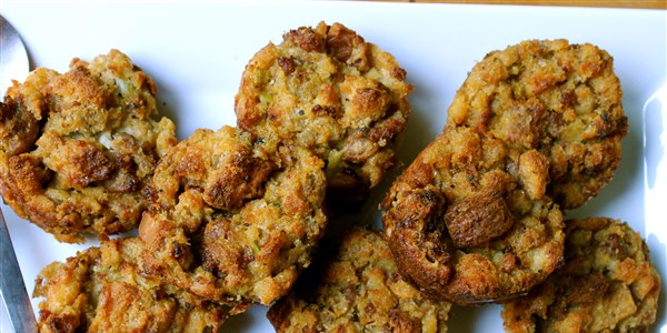 Cepat and easy Thanksgiving sausage stuffing muffins