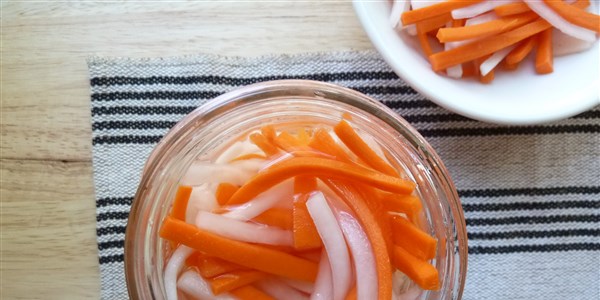 Vietnamita-Style Carrot and Daikon Radish Pickles (Banh Mi Pickles) 