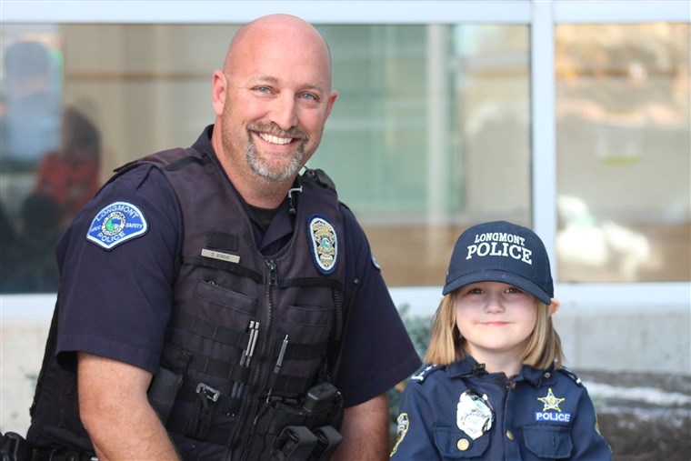 シドニー Fahrenbruch, 4, posed alongside Longmont Police Officer David Bonday, who helped the little girl by checking for monsters on an earlier visit.