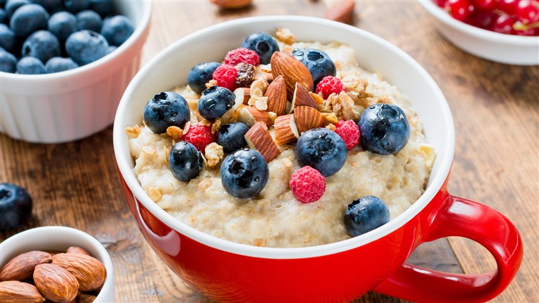 オートミール porridge with fruits and nuts for healthy breakfast
