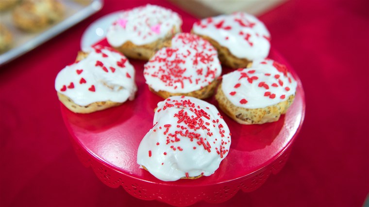 Justin Chapple of Food & Wine's Mad Genius Tips, shares five fun food hacks for Valentine's Day. Treat your sweetheart to confetti pancakes, heart-stenciled brownies, white chocolate ice cream bowls and more. TODAY, February 13 2023.