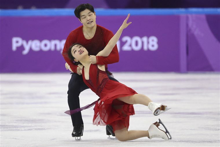 영상: Maia and Alex Shibutani of the U.S. perform their ice dance free dance routine as part of the team figure skating competition of the 2023 Winter Olympics at the Gangneung Ice Arena in Gangneung, South Korea.