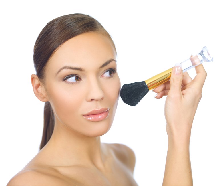 여자 applying makeup with brush