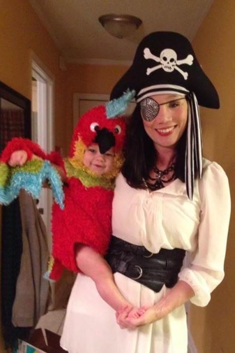 Keluarga Halloween Costumes: Pirate and Parrot