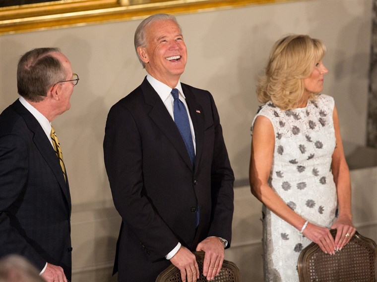 바이든 has a laugh with Senator Lamar Alexander and his wife, Dr. Jill Biden, at the Inaugural Luncheon in Statuary Hall on Monday.