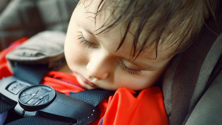 幼児 sleeping in a dangerously hot car