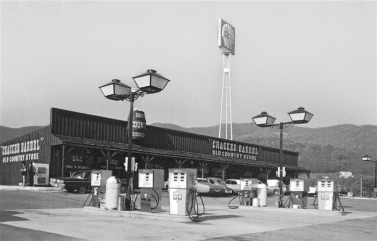 1 of the first Cracker Barrel restaurants with an Oil Shell gas station