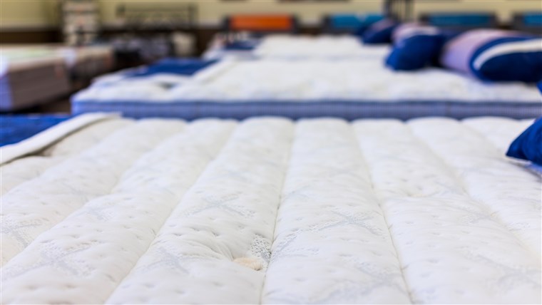 閉じる of many mattresses on display in store