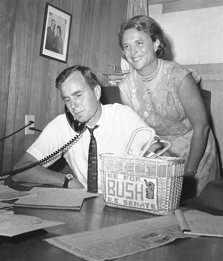 ジョージ Bush, candidate for the Republican nomination for the U.S. Senate, gets returns by phone at his headquarters in Houston, Saturday, June 6, 1964.