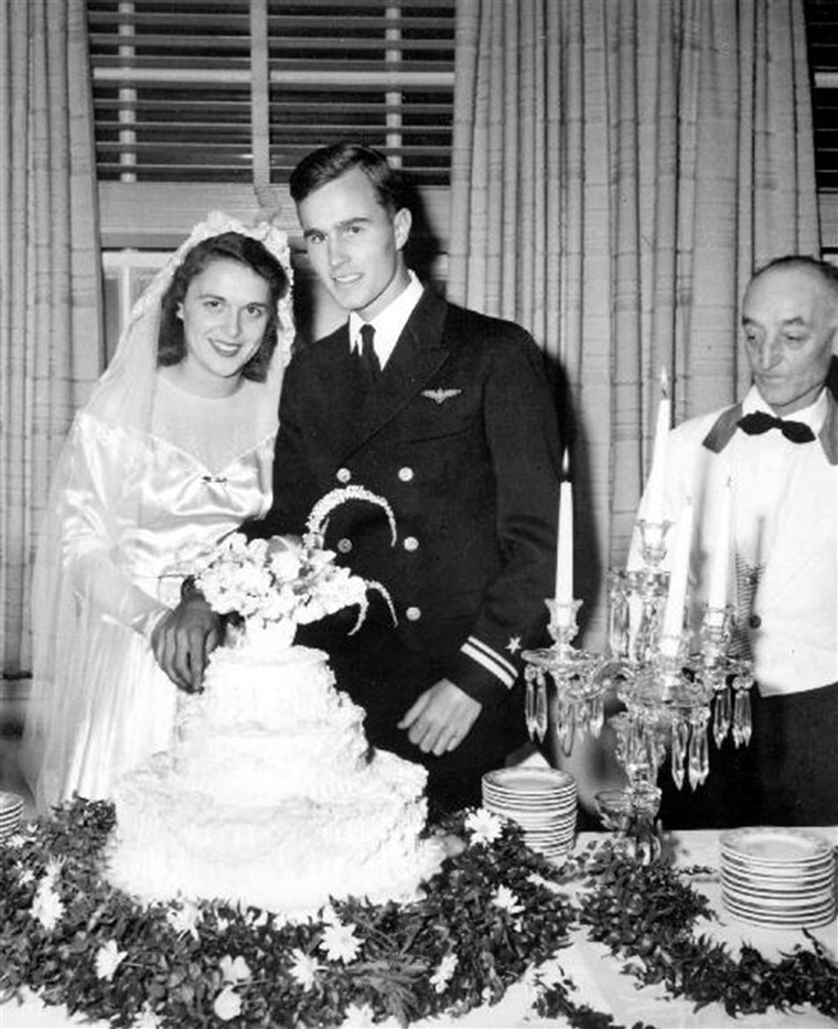 ジョージ and Barbara Bush cut their wedding cake, Rye, New York.