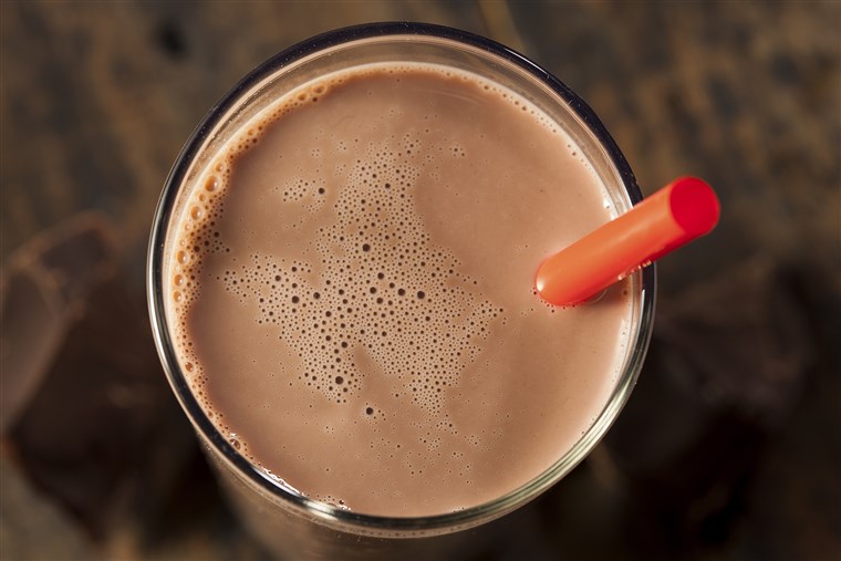 チョコレート milk on a glass with red straw