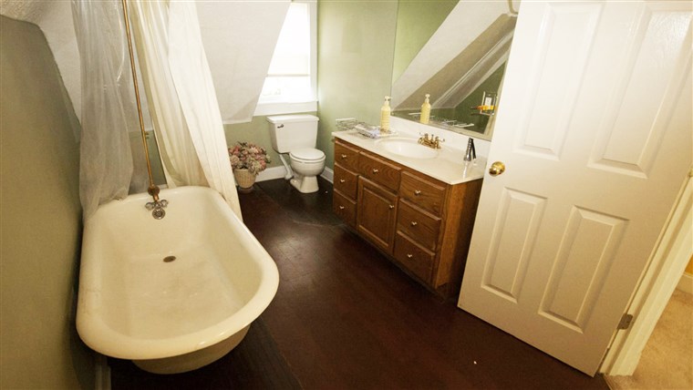 SEBUAH 118-year-old bathroom gets a mid-century modern makeover