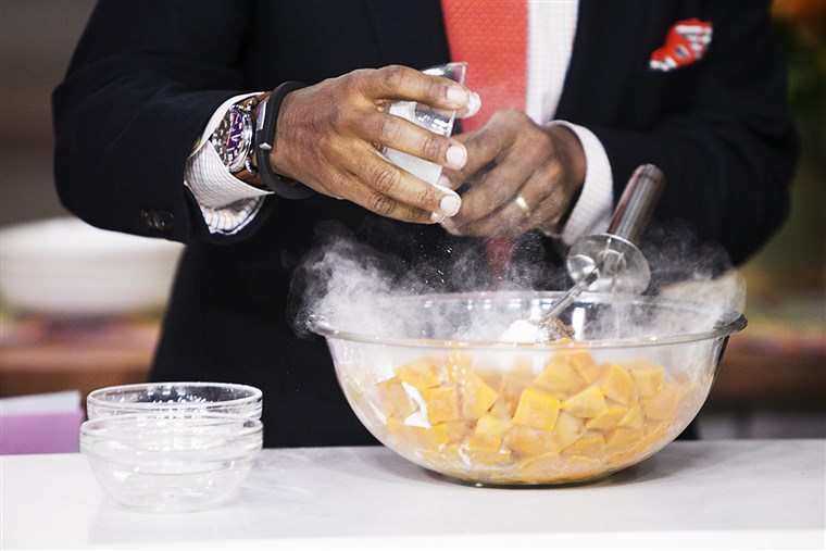 알 Roker prepares sweet potato poon on the Today show in New York, on Nov. 20, 2014.