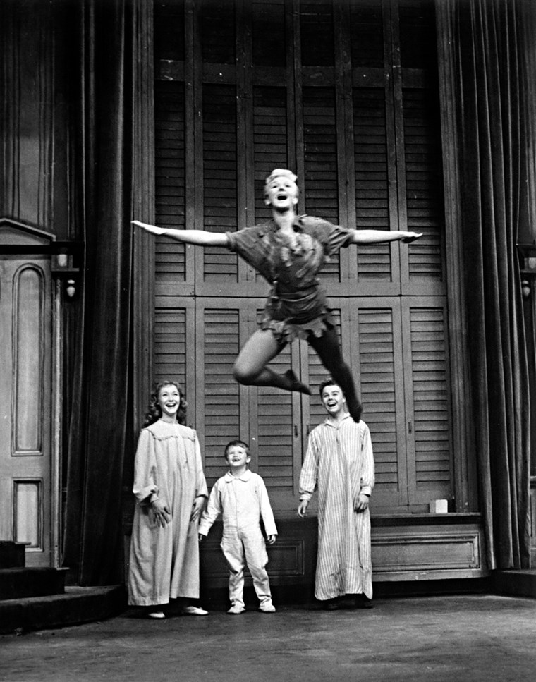 メアリー Martin as Peter Pan, with the Darling children Maureen Bailey, Kent Fletcher and Joey Trent in a 1960 TV special.