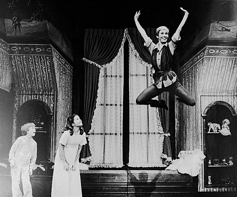 砂の Duncan takes flight as Peter Pan on Broadway with a new set of Darling children played by Marsha Kramer and Jonathan Ward.