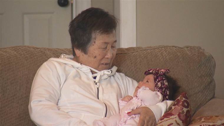 アルツハイマー病の患者は 新生児の孫娘の再会を楽しむ