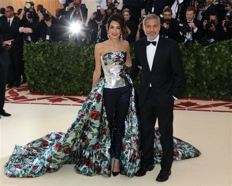아 말 and George Clooney at the 2023 Met Gala