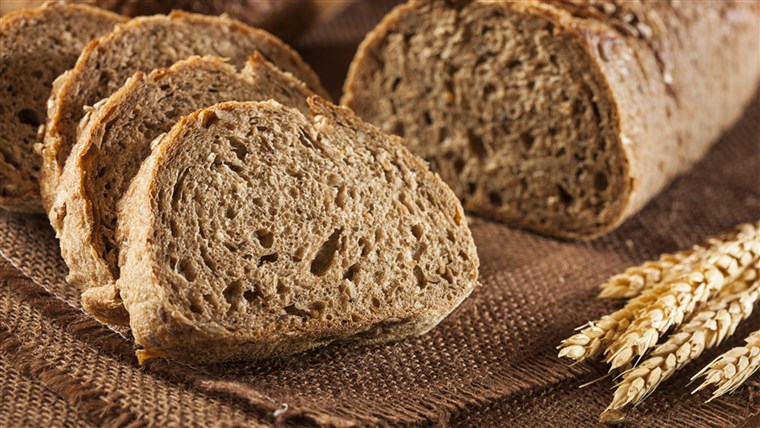 신선한 Homemade Whole Wheat Bread.