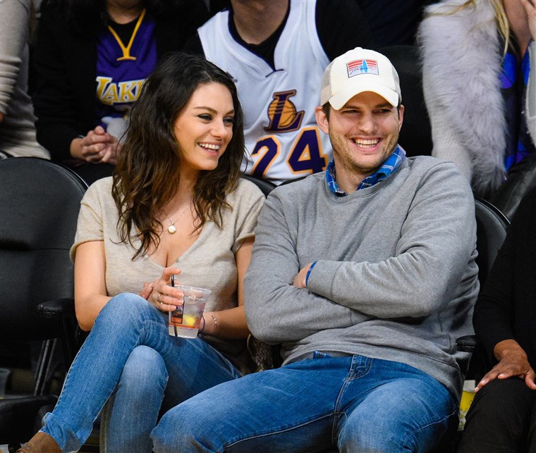 애쉬튼 Kutcher and Mila Kunis at Lakers game
