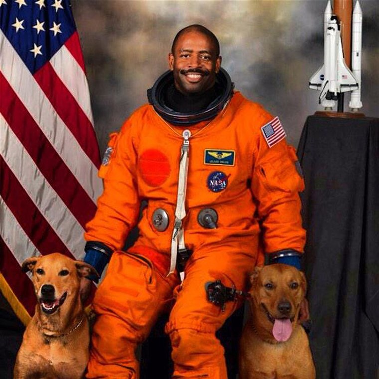 Astronauta Leland Melvin with his rescue dogs Jake and Scout.