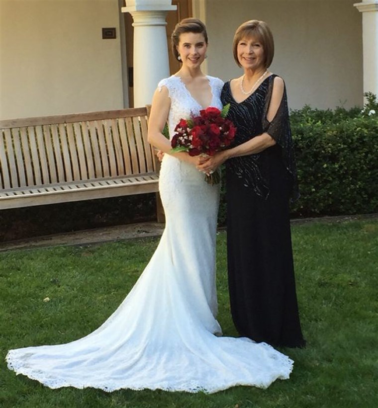 테일러 Cox Lonsdale on her wedding day with her mother Leah Cox. Both women tested positive for the BRCA gene mutation.