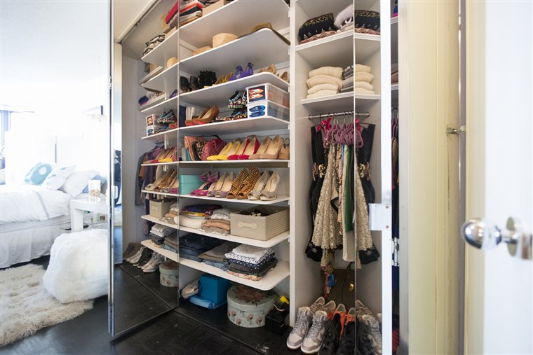 Gambar: A wide look at Jill Martin's closet