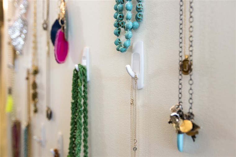 Gambar: Command hooks are used to organize jewelry