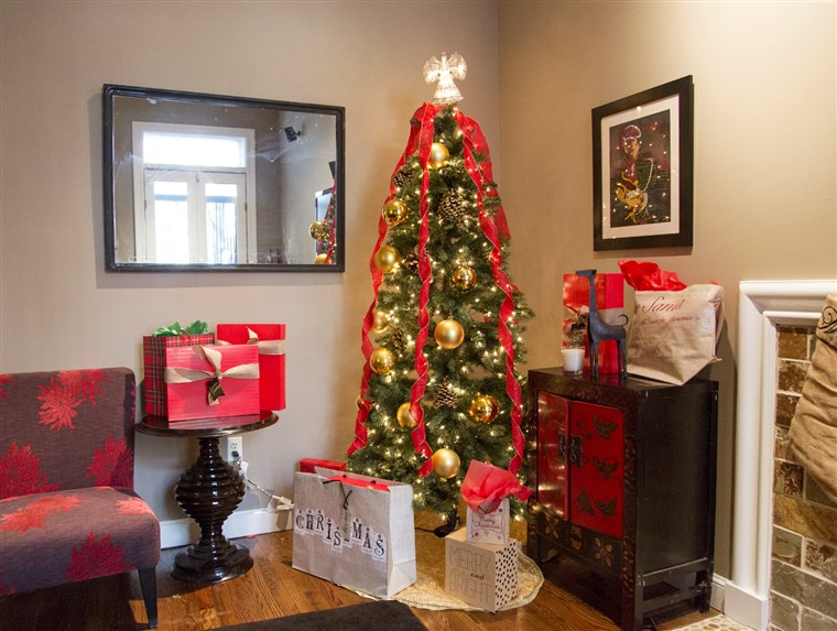 HARI INI Show: Sheinelle Jones gives a tour of her holiday-ready home for At Home With TODAY on December 17, 2014.