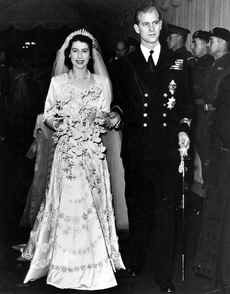王女 Elizabeth and Philip Mountbatten leaving Westminster Abbey on their wedding day in 1947. 