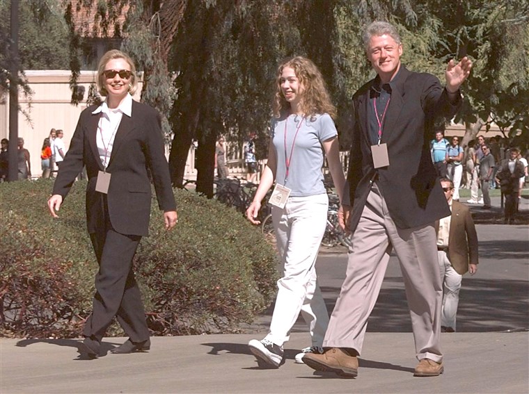 米国 President Bill Clinton (R) walks with US First